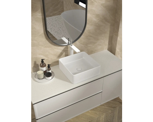 Modernt badrum med tvättställsskål, blandare, spegel och underskåp