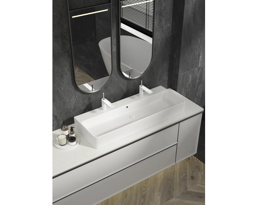 Badrumsvy med tvättställ, dubbla handfat, två speglar och badrumstillbehör