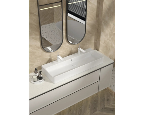 Badrum med tvättställ, handfat, speglar och kranar