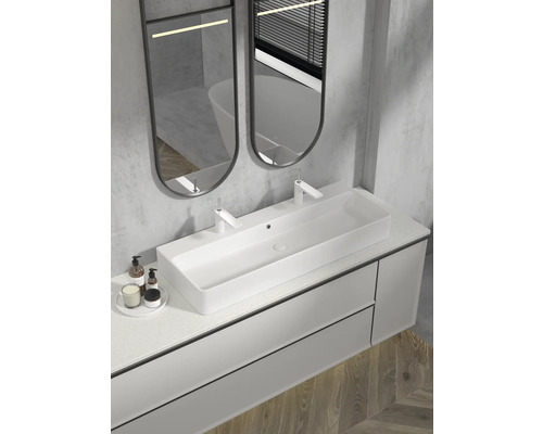 Tvättställ i badrum med handfat, armaturer och speglar