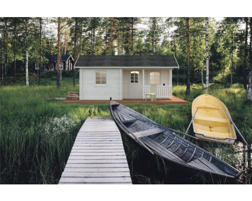 Trädgårdshus i trä med båt vid sjön