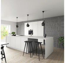 Ljust kök med köksö, barstolar och pendellampor