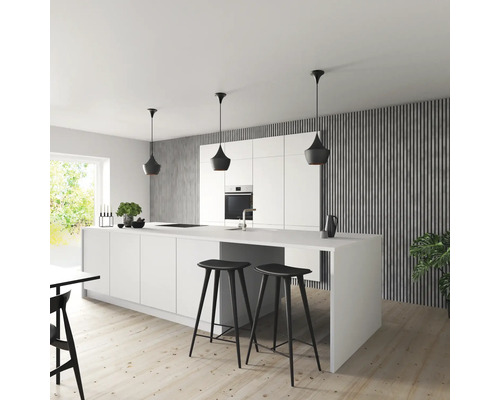 Ljust kök med köksö, barstolar och pendellampor