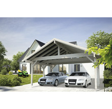 Carport i trä med två parkerade bilar framför ett hus med trädgård