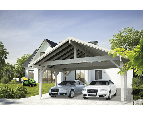 Carport i trä med två parkerade bilar framför ett hus med trädgård