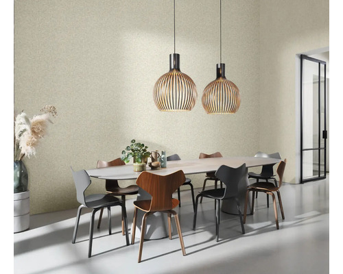 Matsal med matbord, stolar och pendellampor