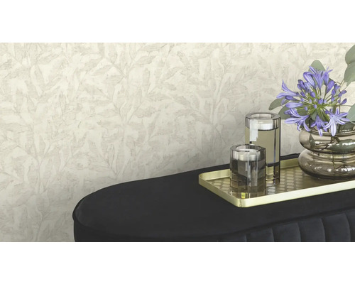 Miljöbild med mönstrad tapet, dekoration och en möbel