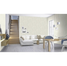 Vardagsrum med trappa, soffa och matbord i ljus och vänlig design.