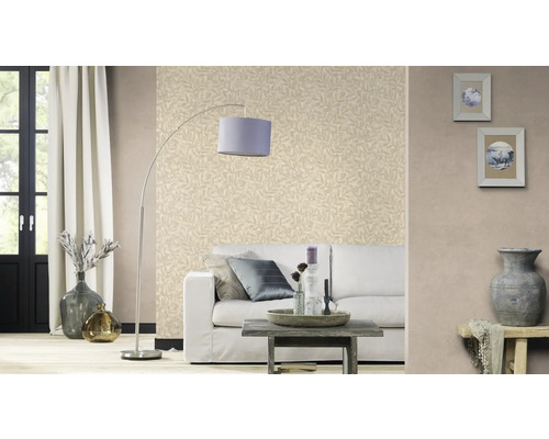 Vardagsrum med tapet med bladmönster, golvlampa och vita möbler för en ljus atmosfär