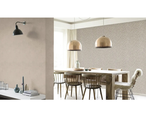 Matsal med matbord, stolar, taklampor och tapet med blommönster.