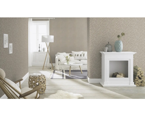 Vardagsrum med tapeter, soffa, öppen spis och dekorationer för en mysig atmosfär