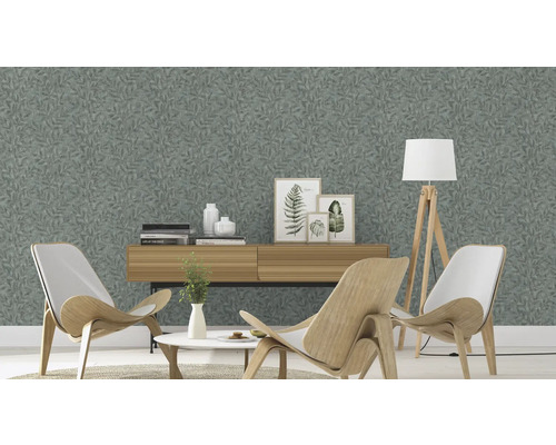 Vardagsrum med mönstrad tapet, trämöbler och dekorationer