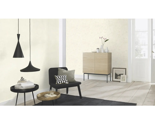 Vardagsrumsdesign med tapeter, möbler och belysning för en ljus atmosfär