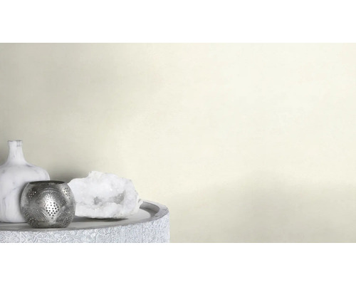 Dekorativ scen med vas, ljusstake och kvarts på ett bord