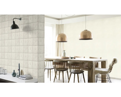 Ljust matrum med träbord, stolar, taklampor och en vägg med tapet i stenlook.