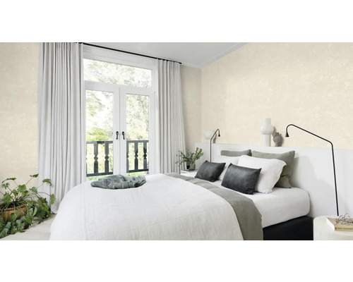 Sovrum med säng, gardiner och strukturtapet