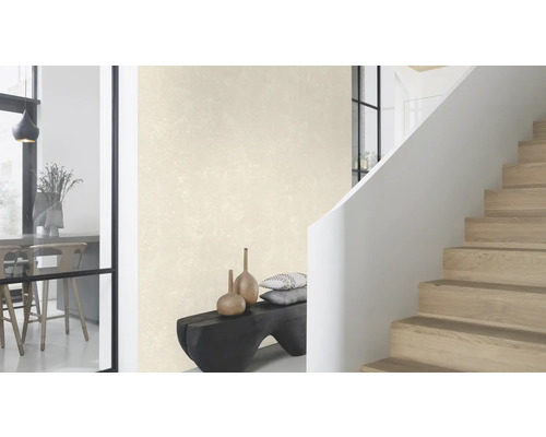 Ljust rum med mönstrad tapet, trappa och dekorativa element