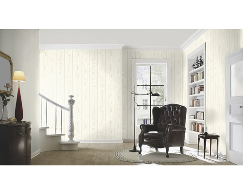 Vardagsrum med trätapet, fåtölj och trappa