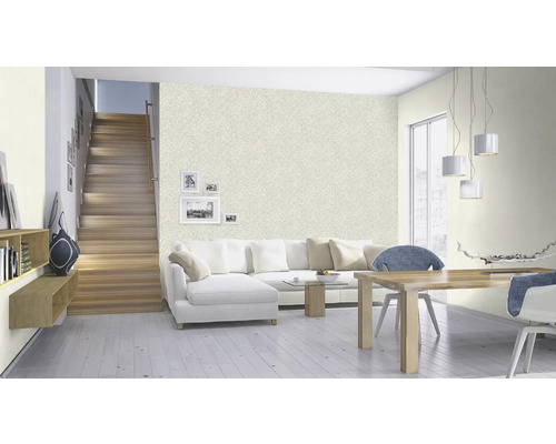 Vardagsrum med trappa, soffa, matbord och mönstrad tapet