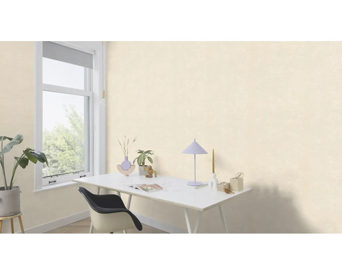 Dekorativt rum med mönstrad tapet, skrivbord och fönster för en ljus atmosfär.