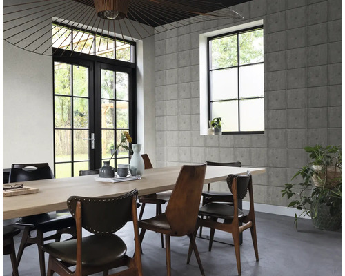 Matsal med matbord, stolar, fönster och vägg med betongblocksutseende
