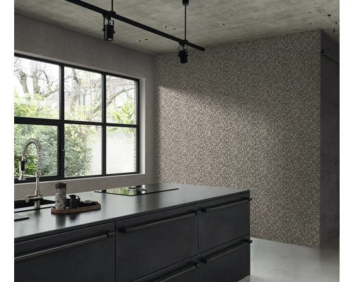 Modernt kök med blommig tapet och köksö