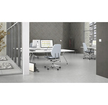 Kontorsarbetsplats med skrivbord och kontorsstolar i modern design.