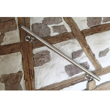 Räcke i rostfritt stål på en vägg med korsvirke