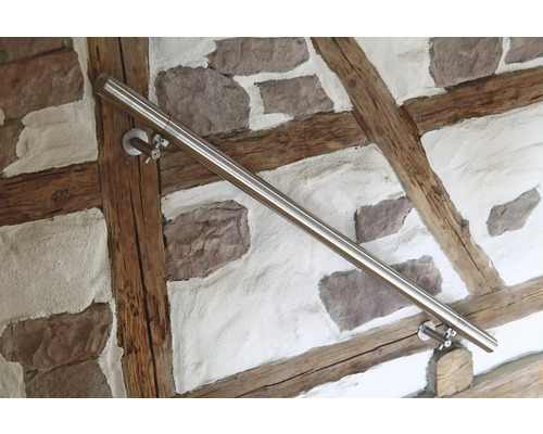 Räcke i rostfritt stål på en vägg med korsvirke