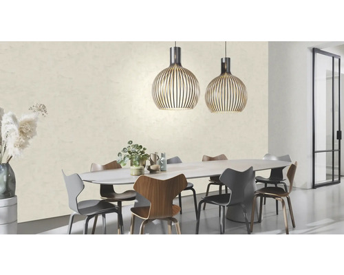 Ljust matrum med matbord, stolar och pendellampor