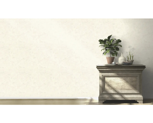 Väggdekoration med växtdekoration på byrå