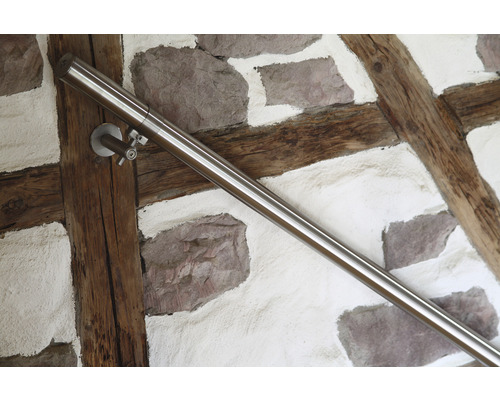 Rostfritt ledstång på en vägg