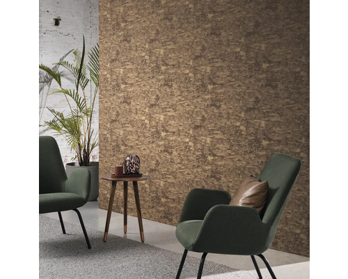 Rumsdesign med mönstrad tapet, fåtölj och sidobord