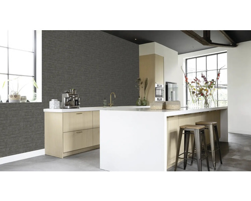 Ljust kök med grå tegel tapet, köksö och barstolar.