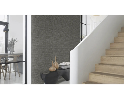 Ljust vardagsrum med trappa, bänk och väggpaneler i stenimitation