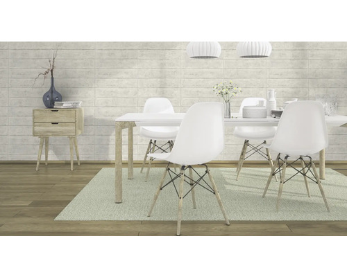 Ljust matrum med matbord, stolar, skänk och matta