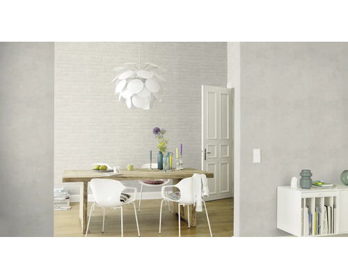 Ljust matrum med träbord, stolar och dekorativ belysning