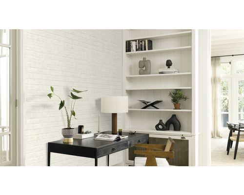 Ljust arbetsrum med skrivbord, bokhylla och dekorativ väggbeklädnad med träutseende.