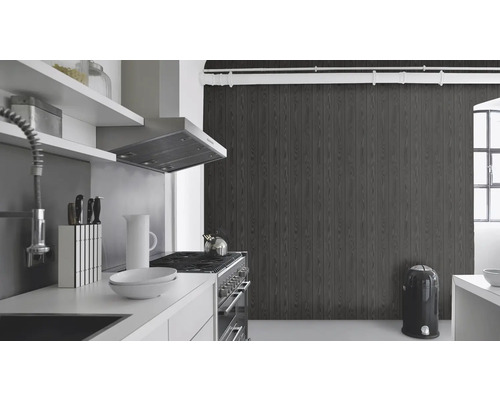 Modernt kök med fläkt, spishäll och väggpaneler i trälook