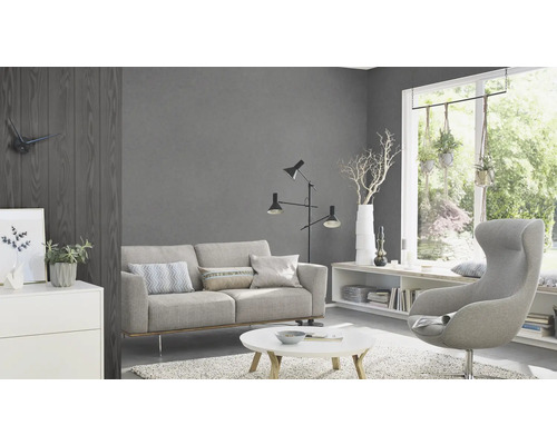 Vardagsrum med soffa, fåtölj, golvlampa och dekoration