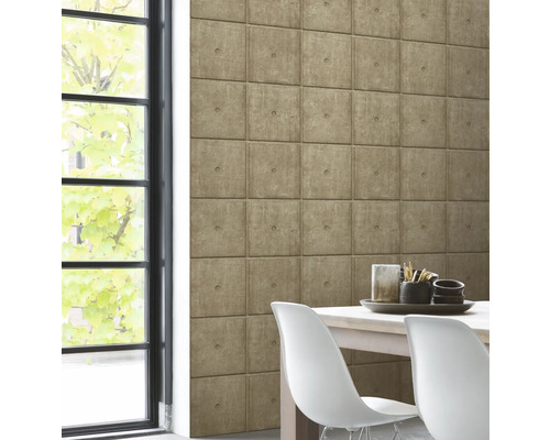 Modern interiör med väggpaneler i betonglook bredvid fönster, bord och stolar