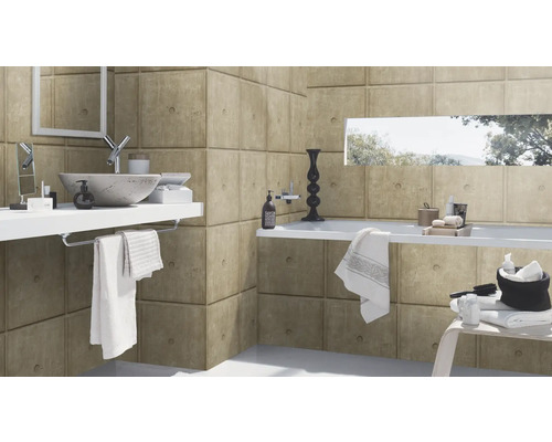 Badrum med tvättställ, badkar och väggpaneler i betonglook