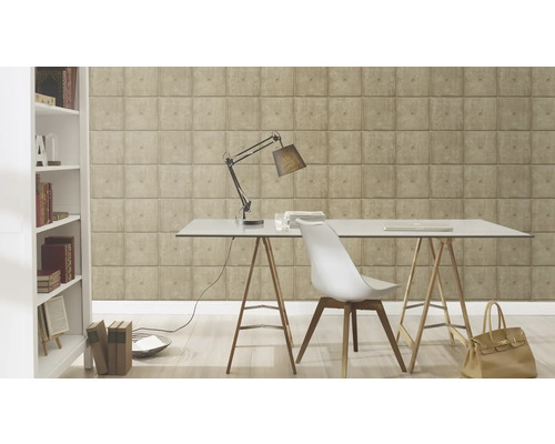 Dekorativt arbetsrum med skrivbord, stol, lampa och bokhylla mot en vägg med fyrkantig betongtapet.