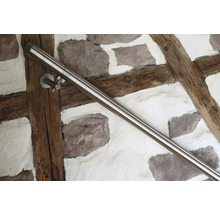 Rostfri ledstång på en vägg