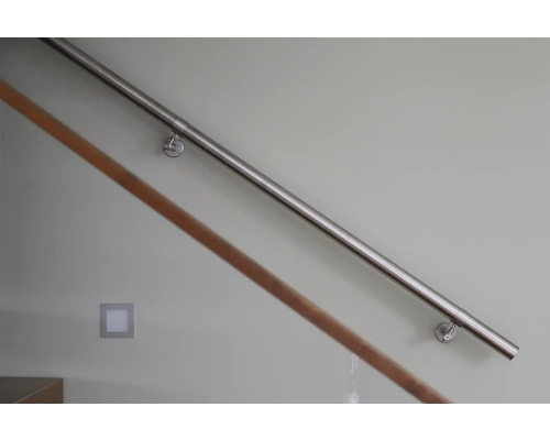 Räcke av rostfritt stål på en trappa