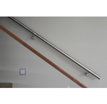 Rostfritt stålräcke på en trappa med väggfäste