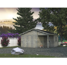 Garage i trä med tillbyggnad, fönster och trädgårdstraktor i bakgrunden