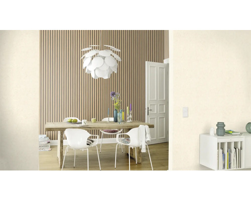 Ljust matrum med träbord, stolar och väggpaneler