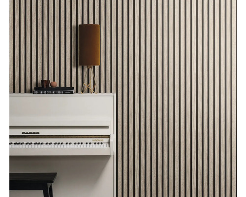 Rum med träpanelvägg, vitt piano och golvlampa