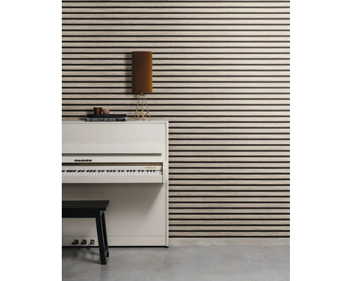 Scen med träpanelvägg, piano och lampa för inredning